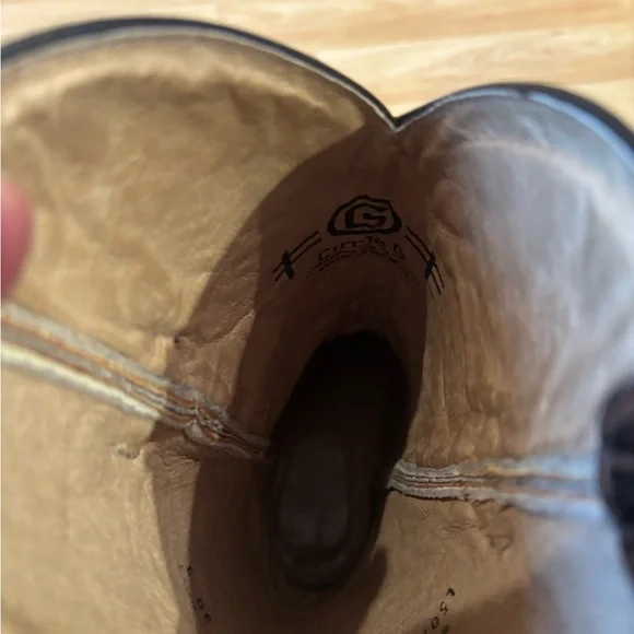 Women's Embroidered Ariat Western Boots - Picture 12 of 16